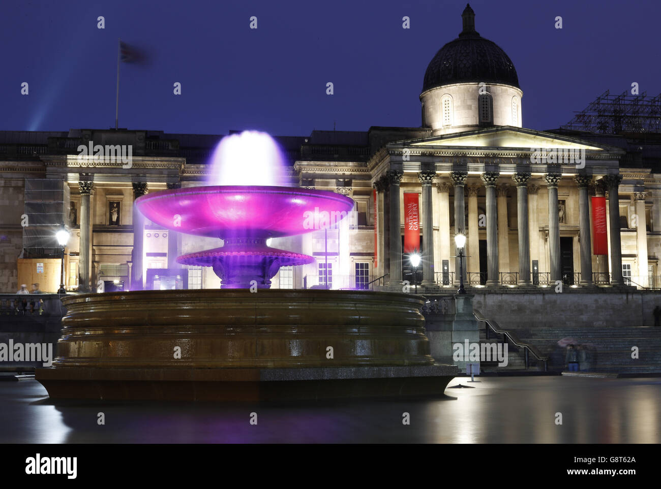 Le fontane di Trafalgar Square, nel centro di Londra, illuminate in luce viola per celebrare il giorno della viola, organizzato da UCB e Epilepsy Action, per sensibilizzare l'epilessia e altre malattie neurologiche in tutto il mondo. Foto Stock