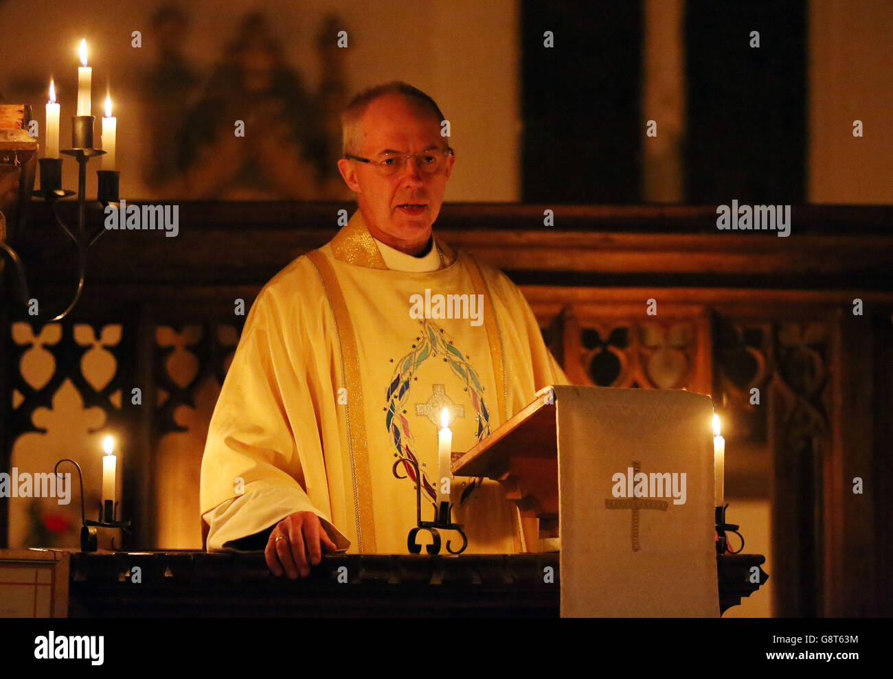 L'arcivescovo di Canterbury, don Justin Welby, consegna il suo sermone durante il servizio della vigilia di Pasqua alla Chiesa di San Tommaso Apostolo ad Harty, Kent. Foto Stock