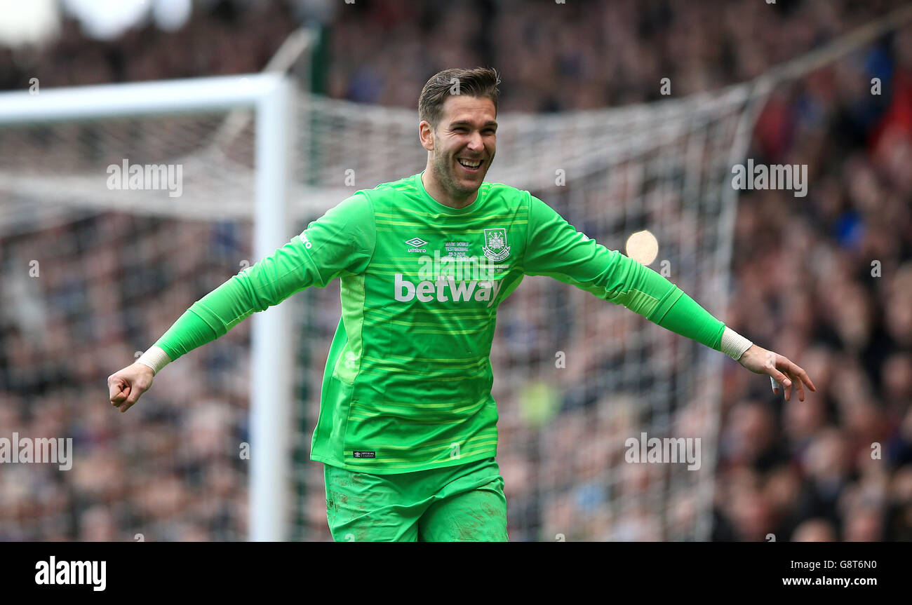 West Ham United v West Ham United All Stars - Mark Noble Testimonial - Upton Park. Il portiere del West Ham United Adrian celebra il punteggio nella punizione sparatutto Foto Stock