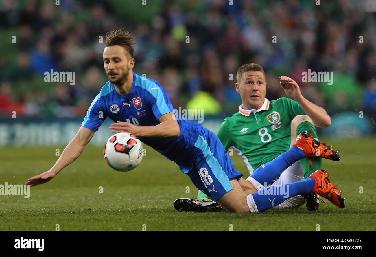 Repubblica d'Irlanda / Slovacchia - International friendly - Aviva Stadium. Il Dusan Svento della Slovacchia affronta James McCarthy della Repubblica d'Irlanda durante un International friendly all'Aviva Stadium di Dublino. Foto Stock