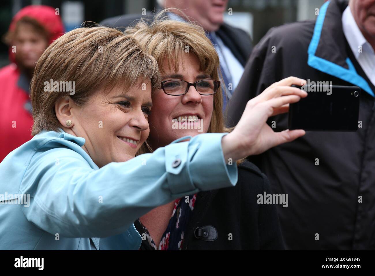 Nicola Sturgeon, leader del Partito Nazionale Scozzese, incontra la gente del posto a Falkirk, dove ha visitato una farmacia per sottolineare l'impegno del suo partito a prescrivere gratuitamente in Scozia e le politiche del giorno in cui le spese di prescrizione aumentano a &libbra;8.40 in Inghilterra. Foto Stock