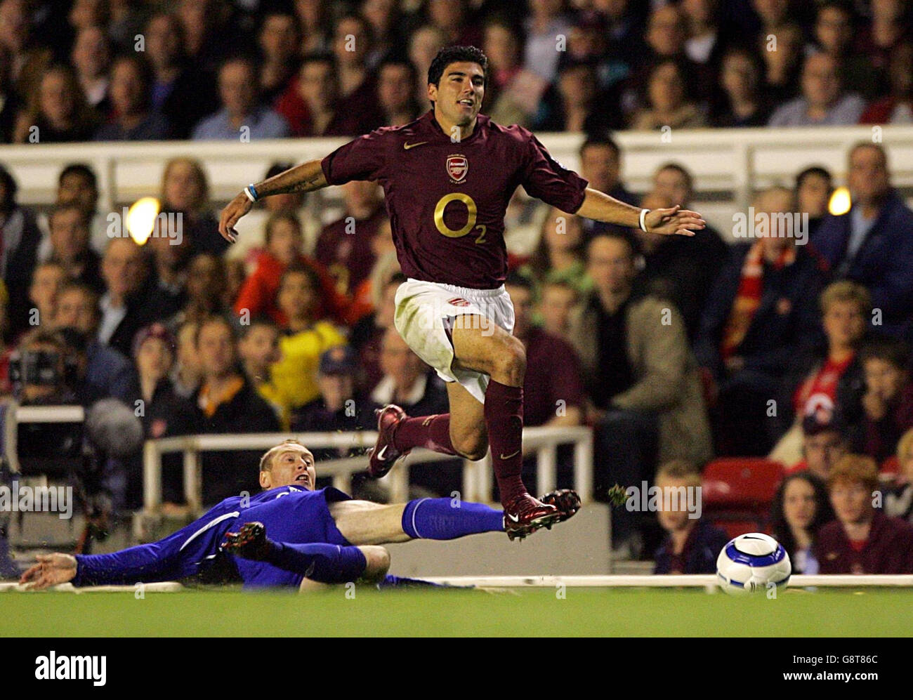 Jose Antonio Reyes dell'Arsenal è affrontato da Tony Hibbert (Bottom) di Everton durante la partita Barclays Premiership ad Highbury, Londra, lunedì 19 settembre 2005. PREMERE ASSOCIAZIONE foto. Il credito fotografico dovrebbe essere: Nick Potts/PA. Foto Stock