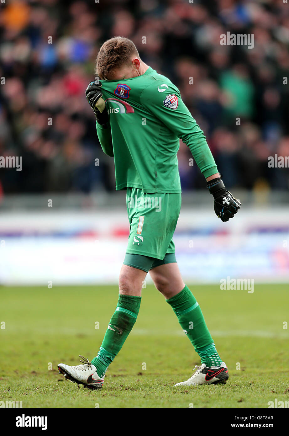 Carlisle United Goalkeeper Mark Gillespie sembra sviato. Foto Stock