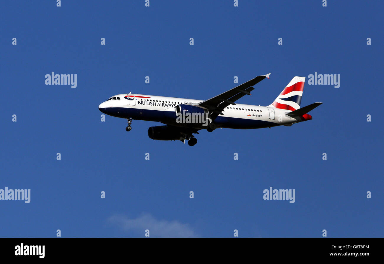 Plane Stock - Aeroporto di Heathrow. Un aereo British Airways Airbus A320-232 con la registrazione G-EUUZ atterra a Heathrow Foto Stock
