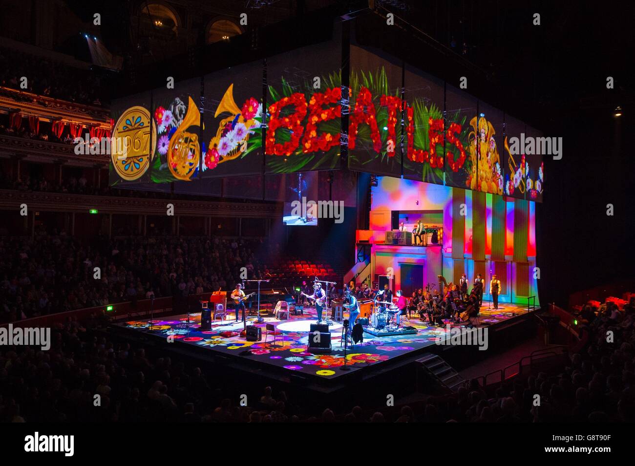 Vista generale di uno spettacolo di 'The Sessions', una rappresentazione dal vivo dei Beatles presso gli Abbey Road Studios al Royal Albert Hall, Londra. Lo spettacolo è una ricreazione delle sessioni di registrazione dei Beatles presso gli studi di Abbey Road con un'orchestra completa di 21 pezzi. Foto Stock