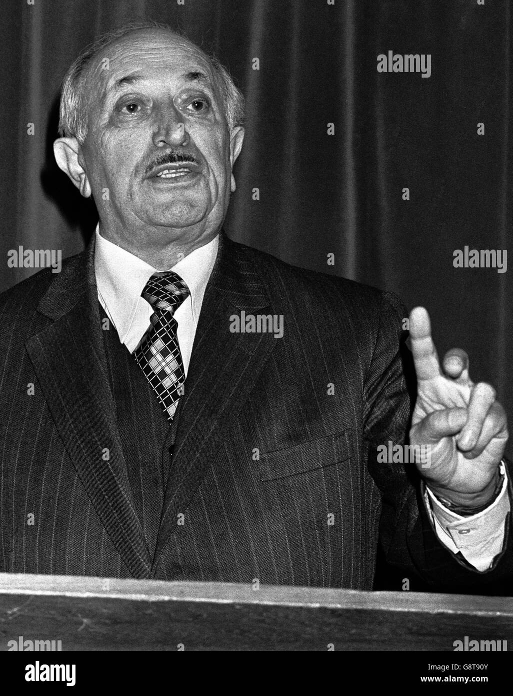 Il Dr Simon Wiesenthal, cacciatore nazista di 69 anni, ha dato il merito di aver portato all'arresto di oltre 1000 criminali di guerra. Foto Stock