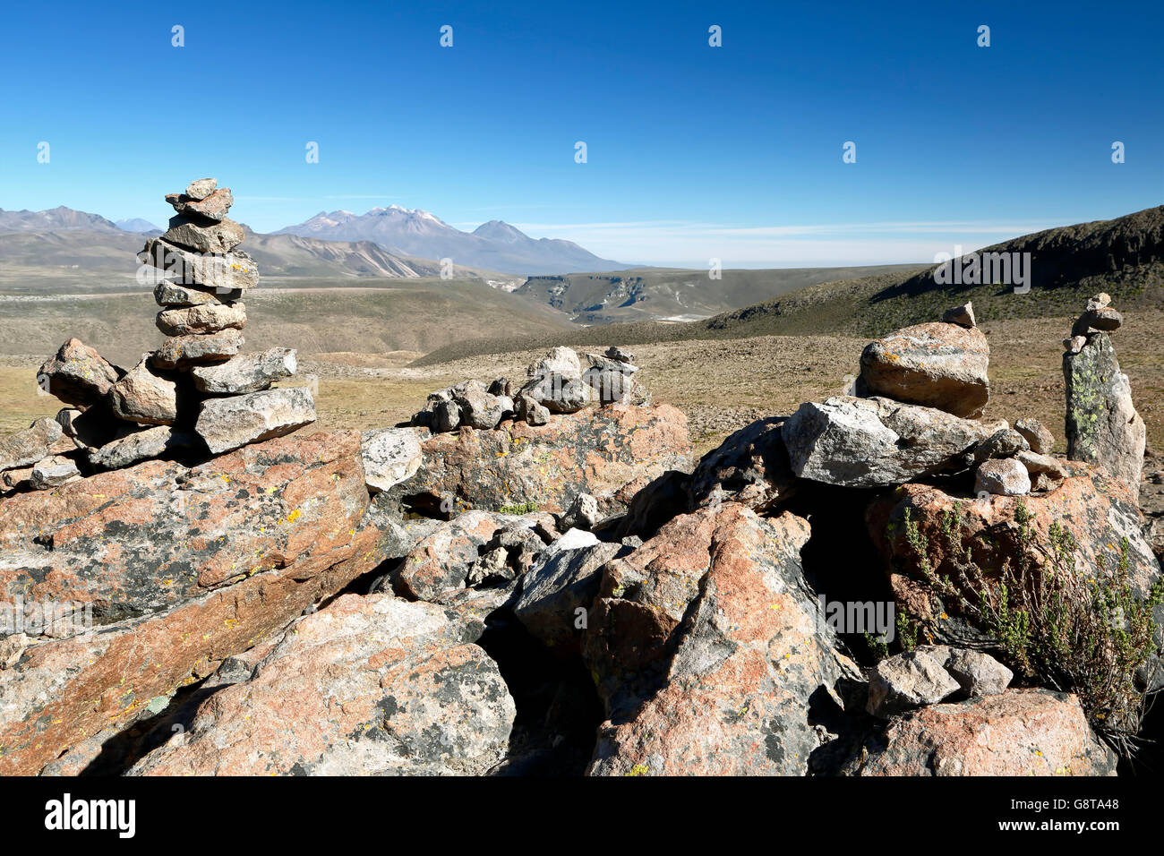 "Apachetas" (cairn-come offerte di pietra) e Vulcano Chachani Vulcano (19,872 ft.) in background, Los Volcanes si affacciano, Arequipa, Perù Foto Stock