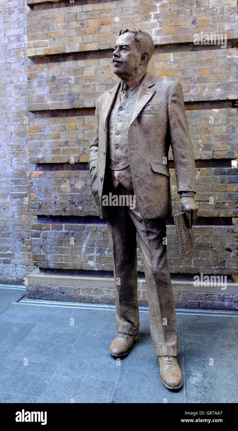 Una statua dell'ingegnere ferroviario Sir Nigel Gresley viene svelata nel 75° anniversario della sua morte alla stazione ferroviaria di King's Cross, Londra. Foto Stock