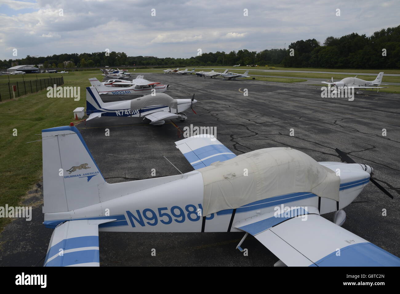 Piccoli aerei parcheggiati sul sacco presso il College Park airport Foto Stock