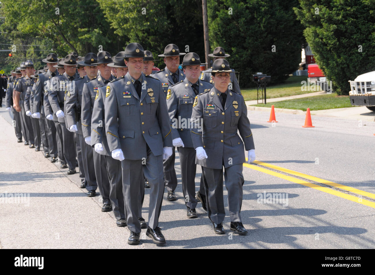 Maryland Transportation Authority la polizia marzo giù per la strada per prendere una posizione in corrispondenza di un poliziotto i funerali in Beltsville, MD Foto Stock