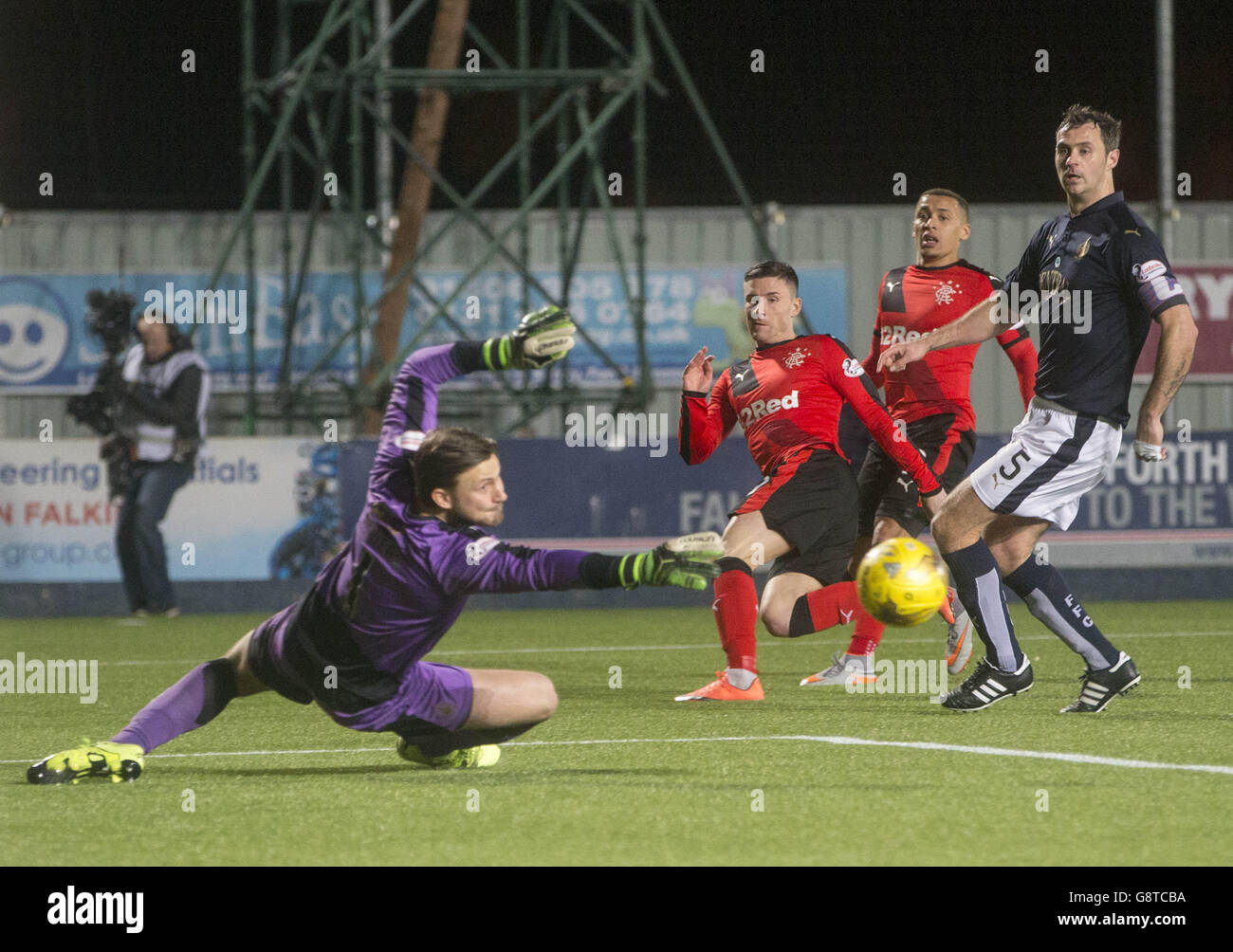 Michael o'Halloran di Rangers ha un colpo salvato dal portiere Falkirk Danny Rogers durante la partita dei Ladbrokes Scottish Championship al Falkirk Stadium. Foto Stock
