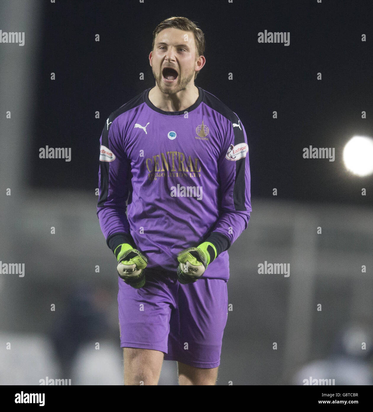 Il portiere Falkirk Danny Rogers celebra la vittoria al fischio finale della partita del Ladbrokes Scottish Championship allo stadio Falkirk. Foto Stock