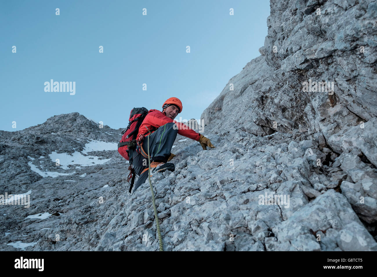 Alpinista salendo ripida parete nella gamma della montagna Foto Stock