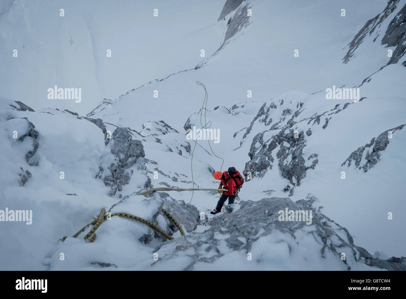 Guide alpine arrampicata ripida parete nella gamma della montagna Foto Stock