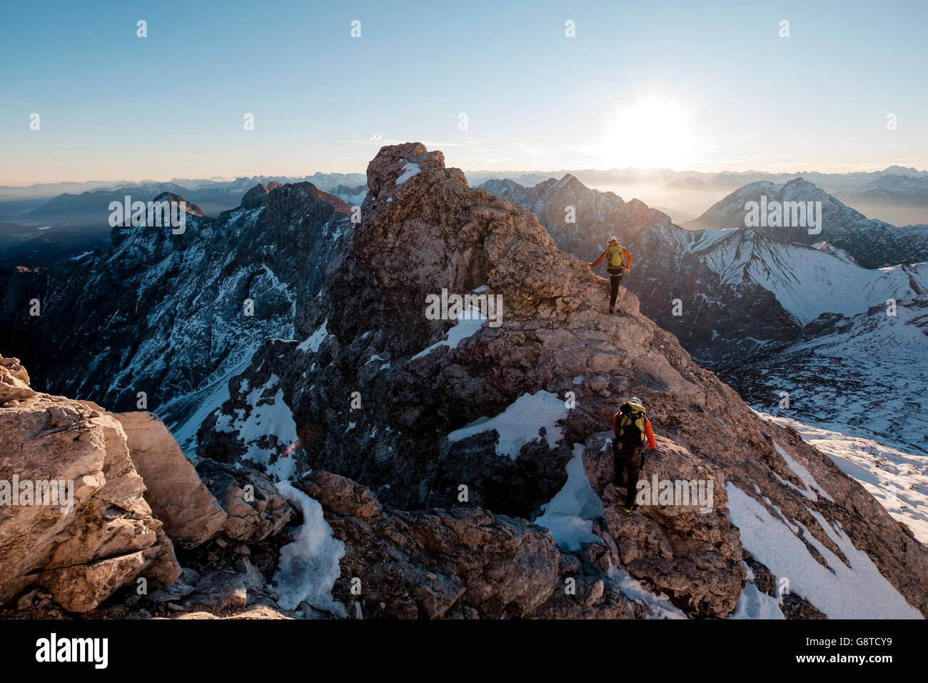 Due alpinisti salendo sul picco di montagna nelle Alpi europee Foto Stock