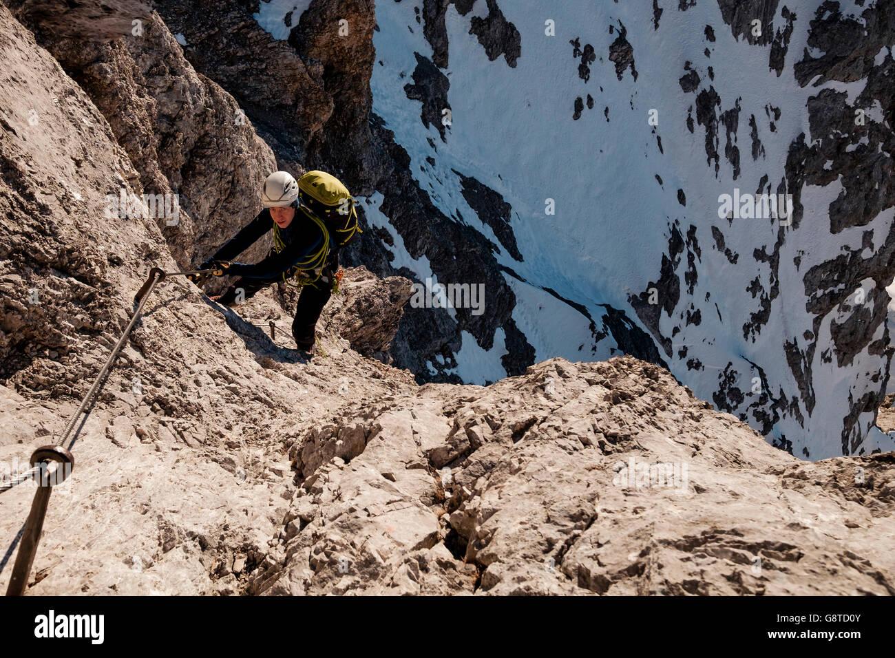 Lone alpinista climbing Steep faccia nelle Alpi europee Foto Stock