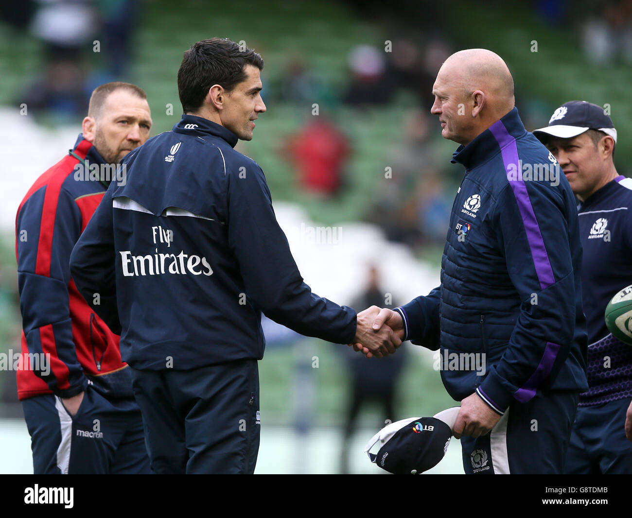 Il capo allenatore scozzese Vern Cully scuote la mano dell'arbitro della partita Pascal Gauzere (a sinistra) durante il riscaldamento della partita RBS Six Nations 2016 allo stadio Aviva di Dublino. Foto Stock