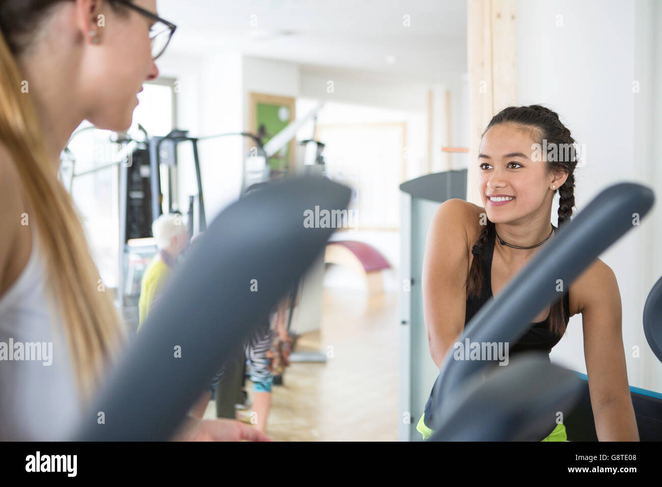 Istruttore di Fitness a parlare con una donna in un club salute Foto Stock
