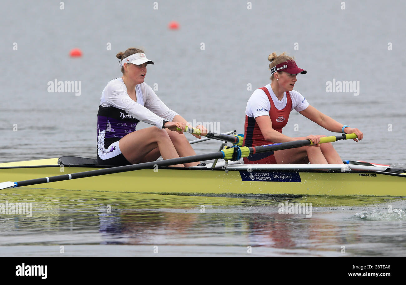 Frances Houghton (a sinistra) e Olivia Carnegie-Brown si sfidano nella finale W2 A della Women's durante l'evento British Rowing Olympic Trials presso i laghi di Caversham. Foto Stock