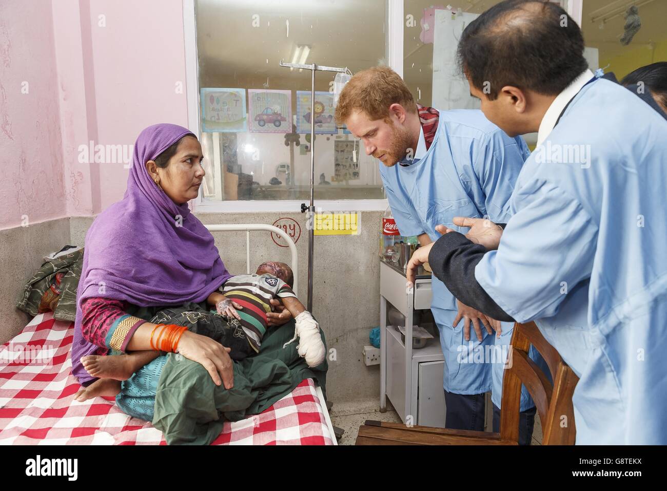 Il principe Harry incontra Gurfan Ansari di 3 anni e sua zia Raja Khatun durante una visita al Kanti Children's Hospital di Kathmandu, Nepal. Foto Stock