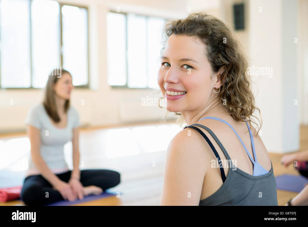 Il gruppo di donne nella classe di yoga Foto Stock