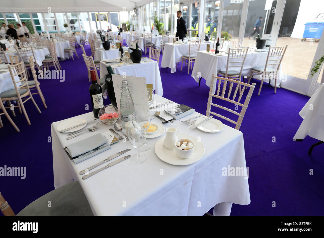 2016 Cheltenham Festival - Ladies Day - Ippodromo di Cheltenham. Ospitalità a Denman Drive Foto Stock