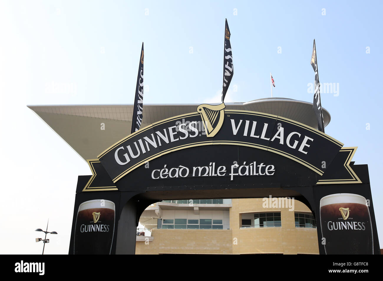Segnaletica e branding del villaggio di Guinness durante il giovedì di San Patrizio al Cheltenham Festival 2016 all'ippodromo di Cheltenham. Foto Stock