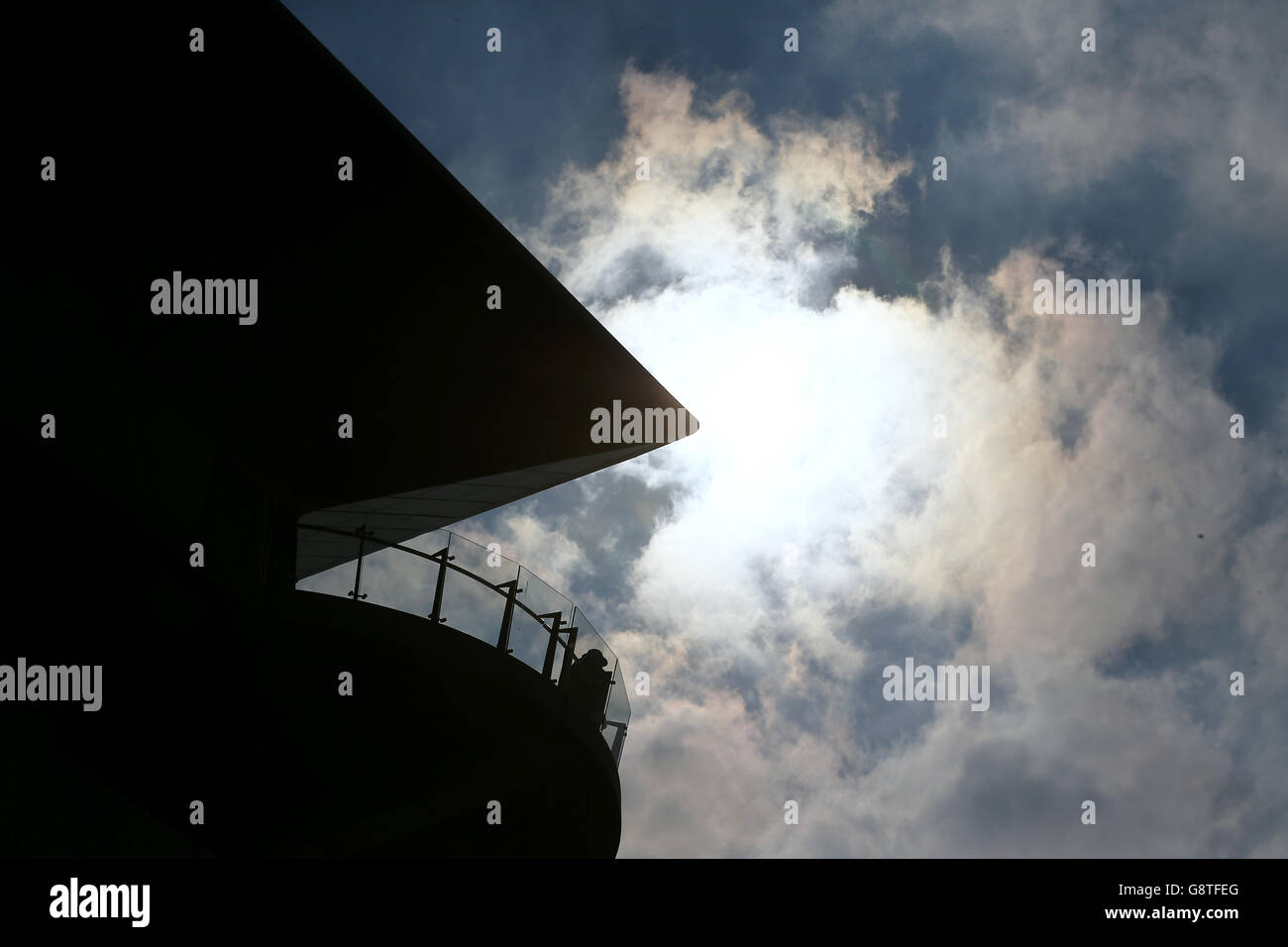 Una tribuna siluetted contro le nuvole durante il Giovedi di San Patrizio al Cheltenham Festival 2016 all'Ippodromo di Cheltenham. Foto Stock