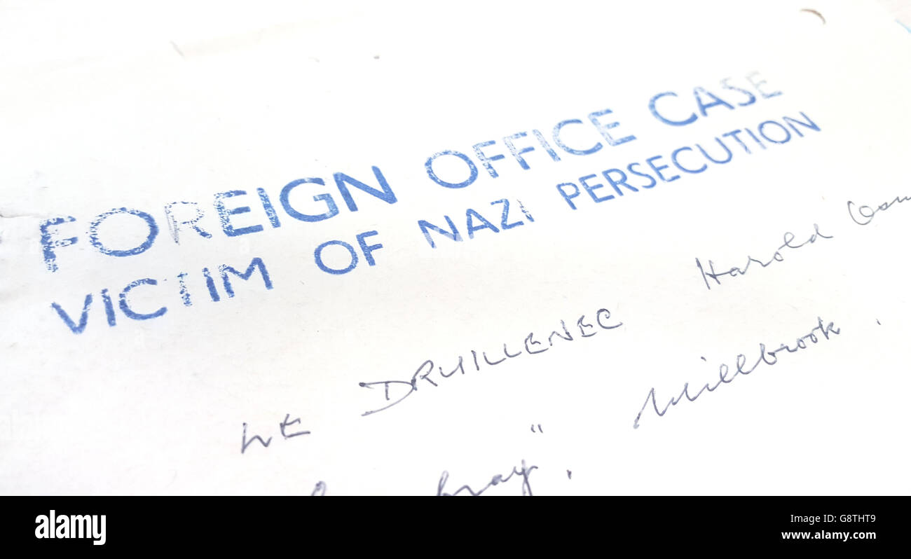 Una copia di una domanda di assistenza finanziaria presentata negli anni '60 da Harold le Druillenec per la persecuzione che ha subito per mano dei nazisti e che è stata rilasciata per la prima volta dall'Archivio Nazionale. Foto Stock
