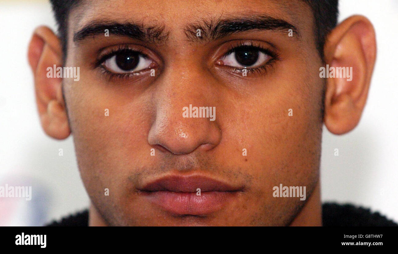 Amir Khan, medaglia d'argento alle Olimpiadi d'Inghilterra, si pone per i media dopo una conferenza stampa per promuovere la sua prossima lotta alla Braehead Arena di Glasgow. Foto Stock
