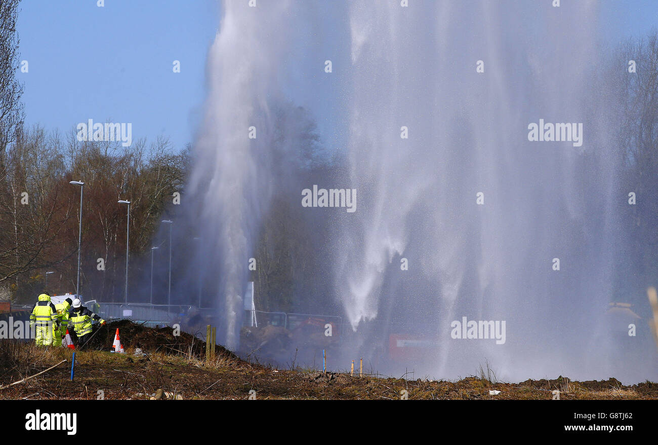 Un'acqua di scoppio principale su un cantiere spruzzi acqua che raggiunge le altezze di circa 120 piedi, in Halewood, Knowsley. Foto Stock