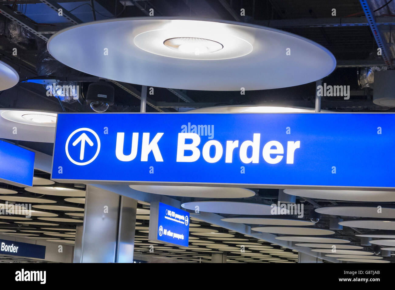 UK Border il controllo dei passaporti all'aeroporto di Heathrow a Londra, Inghilterra Foto Stock