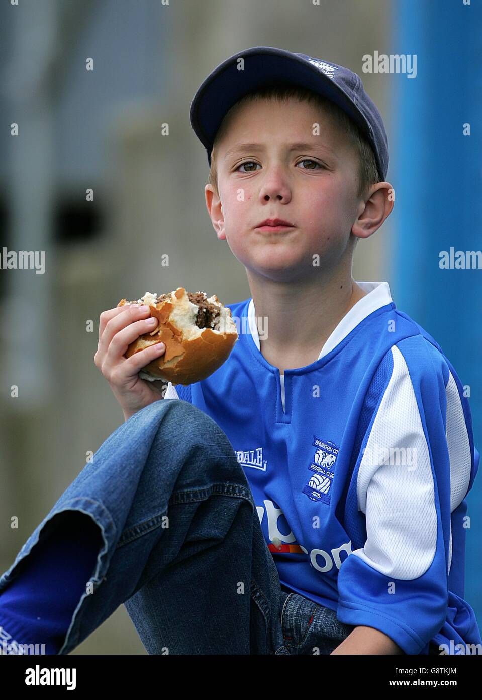 Calcio - fa Barclays Premiership - Portsmouth / Birmingham City - Fratton Park. Un giovane fan di Birmingham City ama un hamburger prima dell'inizio della partita Foto Stock