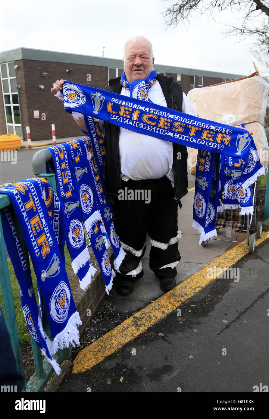 Le sciarpe "Premier League Champions 2016" di Leicester City sono in vendita fuori dal campo prima della partita della Barclays Premier League al King Power Stadium di Leicester. Foto Stock