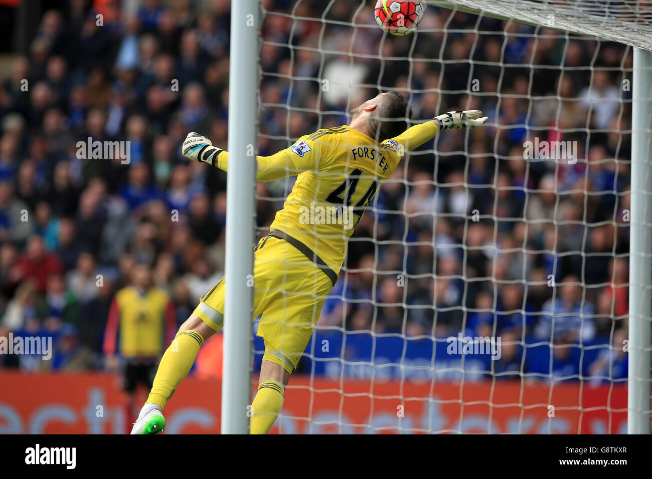 Il portiere di Southampton, Fraser Forster, risparmia durante la partita Barclays Premier League al King Power Stadium di Leicester. Foto Stock