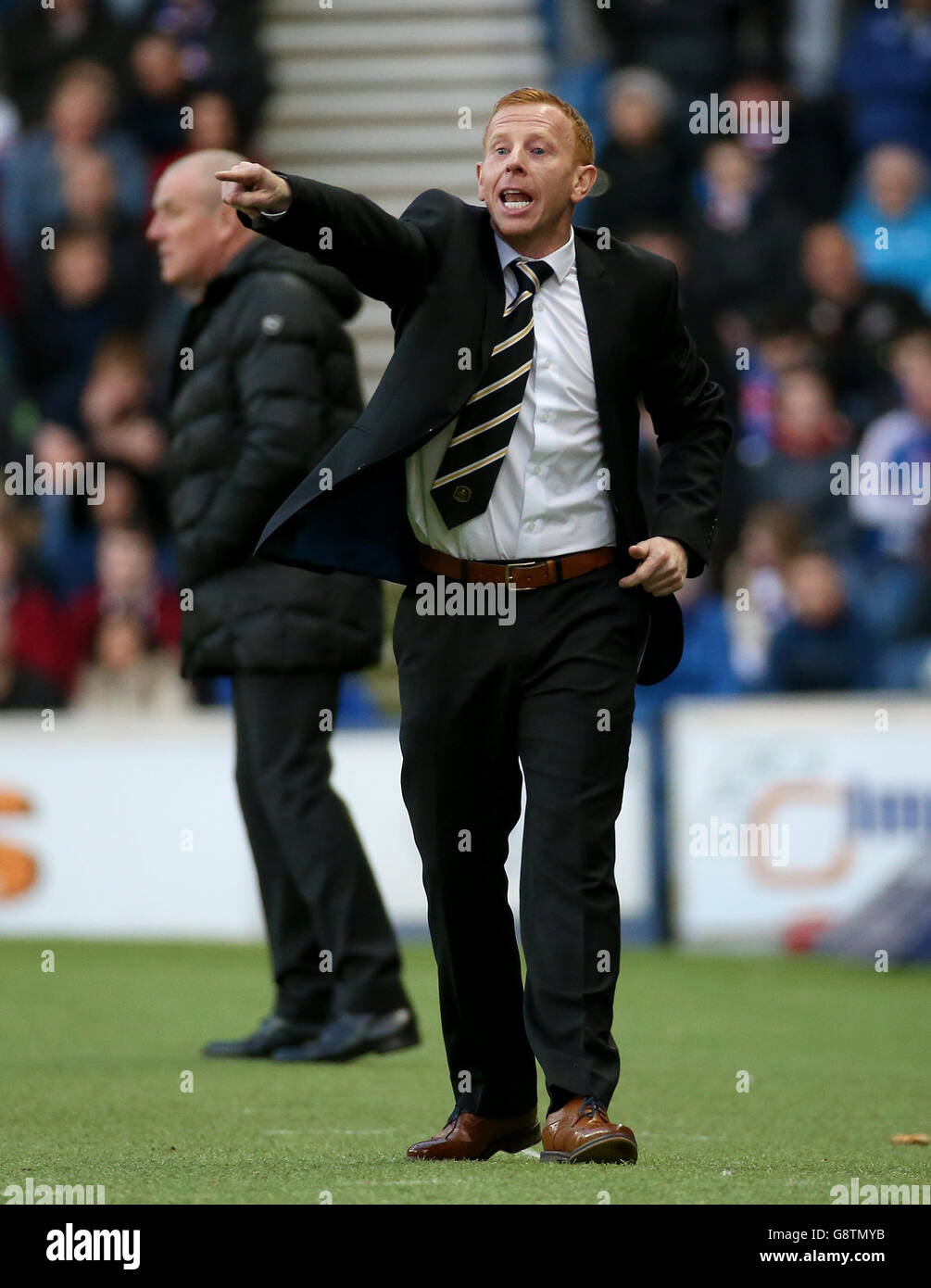 Stephen Aitken, manager di Dumbarton, durante la partita del Ladbrokes Scottish Championship allo Ibrox Stadium di Glasgow. Foto Stock