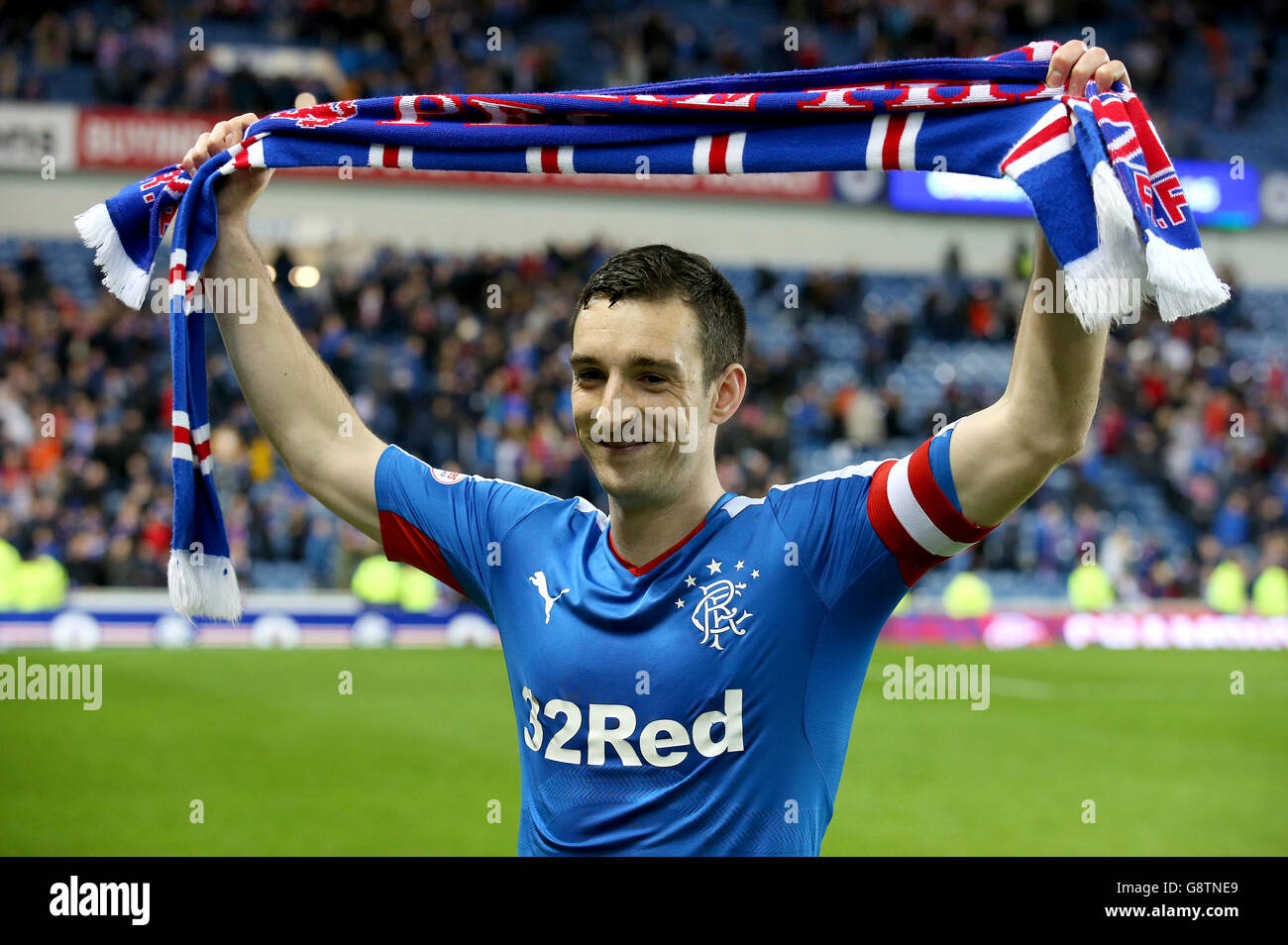 Il Lee Wallace di Rangers festeggia dopo la partita del Ladbrokes Scottish Championship all'Ibrox Stadium di Glasgow. Foto Stock