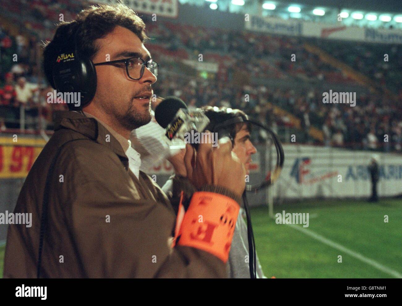 Calcio brasiliano - Portuguesa / Cruzeiro. Radio reporter sulle linee laterali Foto Stock