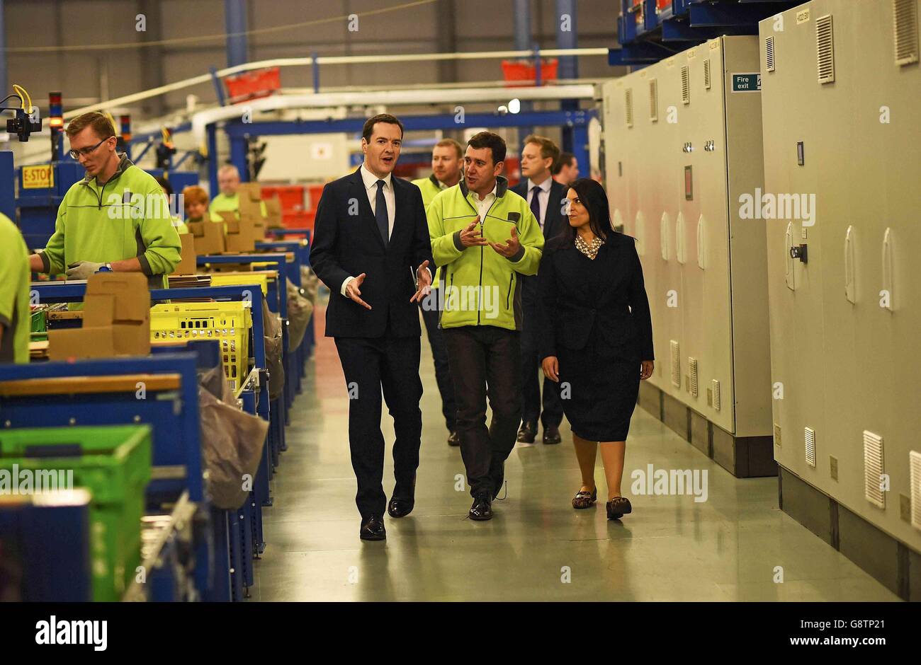 Il Cancelliere dello scacchiere George Osborne (a sinistra) e il Ministro dell'occupazione Priti Patel durante una visita al Centro di adempimento dei clienti Ocado di Hatfield, Hertfordshire, in quanto la pensione statale è stata sottoposta a una radicale revisione, come un nuovo sistema 'simpliced? ora mira a dare alle persone più certezza circa il reddito di pensione che sono probabili concludersi con. Foto Stock