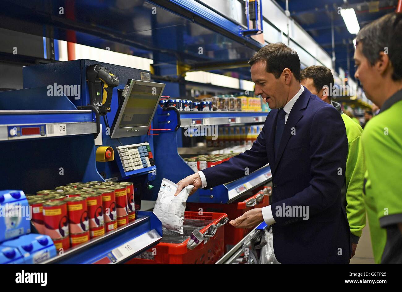 Cancelliere dello scacchiere George Osborne (a sinistra) durante una visita all'Ocado Customer Fulfillment Center di Hatfield, Hertfordshire, in quanto la pensione statale ha subito una radicale revisione; come nuovo sistema 'impiantato' ora mira a dare alle persone più certezza sul reddito pensionabile con cui sono probabili alla fine. Foto Stock