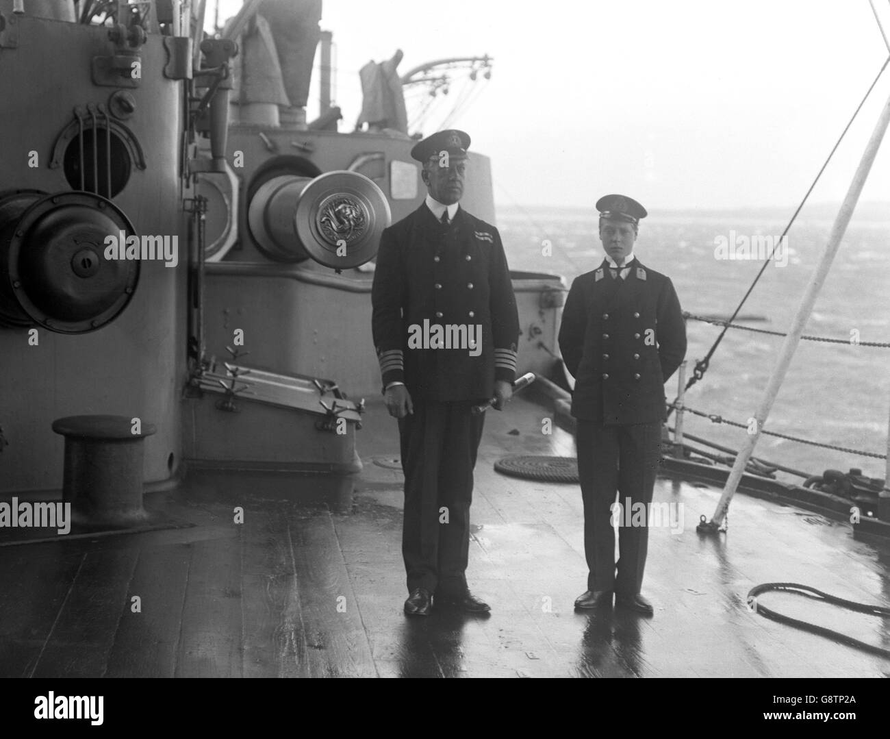 Il Principe di Galles (a destra) con il Capitano Campbell, a bordo dell'HMS Hindustan. Data esatta sconosciuta. Foto Stock