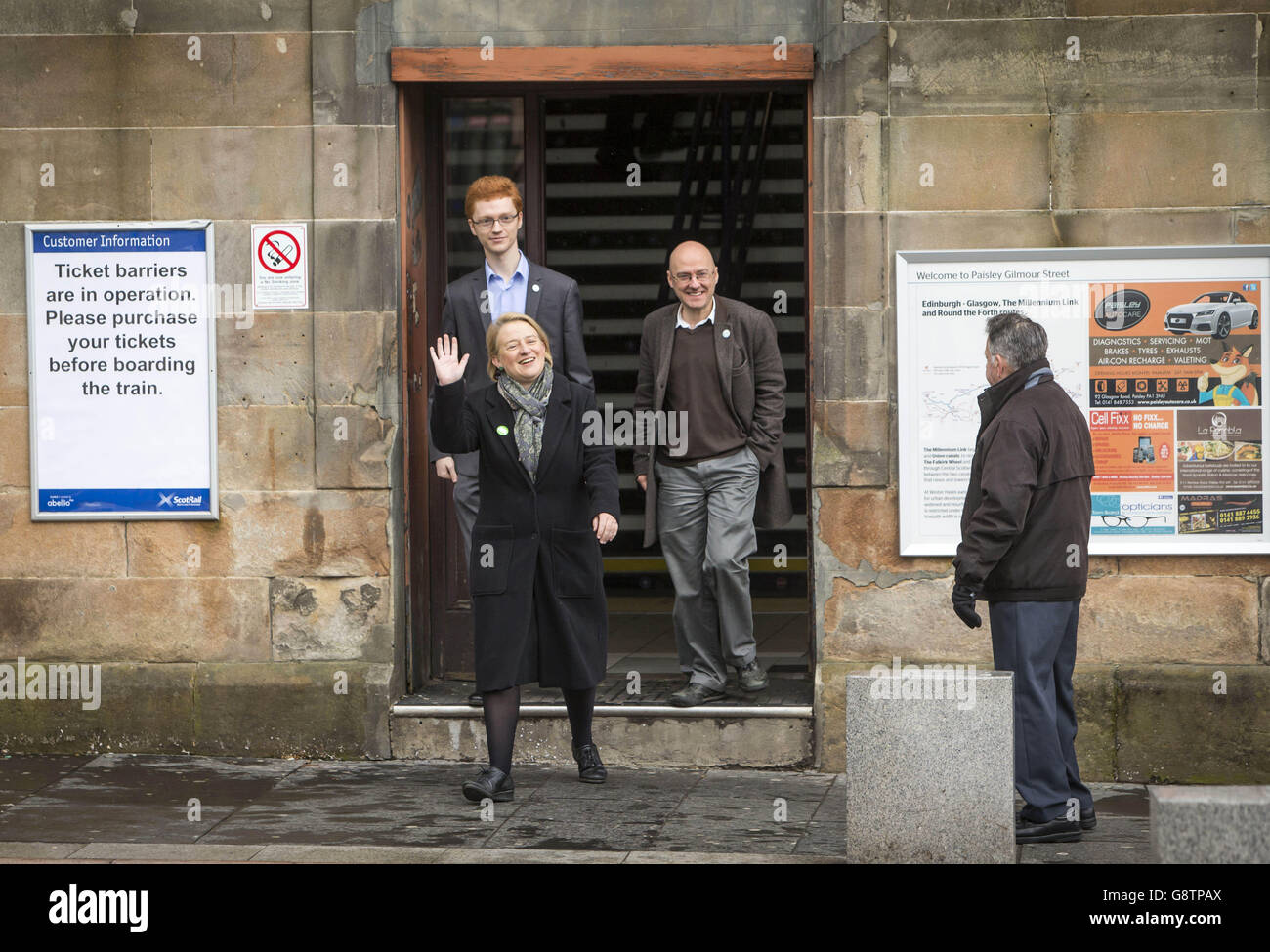 Il leader del Partito Verde d'Inghilterra e Galles Natalie Bennett si unisce al co-convocatore dei Verdi Scozzesi Patrick Harvie (seconda a destra) e al candidato della Scozia occidentale Ross Greer (dietro a sinistra), mentre lanciano la campagna della parte occidentale della Scozia durante una visita a Paisley, Scozia. Foto Stock Il leader del Partito Verde d'Inghilterra e Galles Natalie Bennett si unisce al co-convocatore dei Verdi Scozzesi Patrick Harvie (seconda a destra) e al candidato della Scozia occidentale Ross Greer (dietro a sinistra), mentre lanciano la campagna della parte occidentale della Scozia durante una visita a Paisley, Scozia. Foto Stock