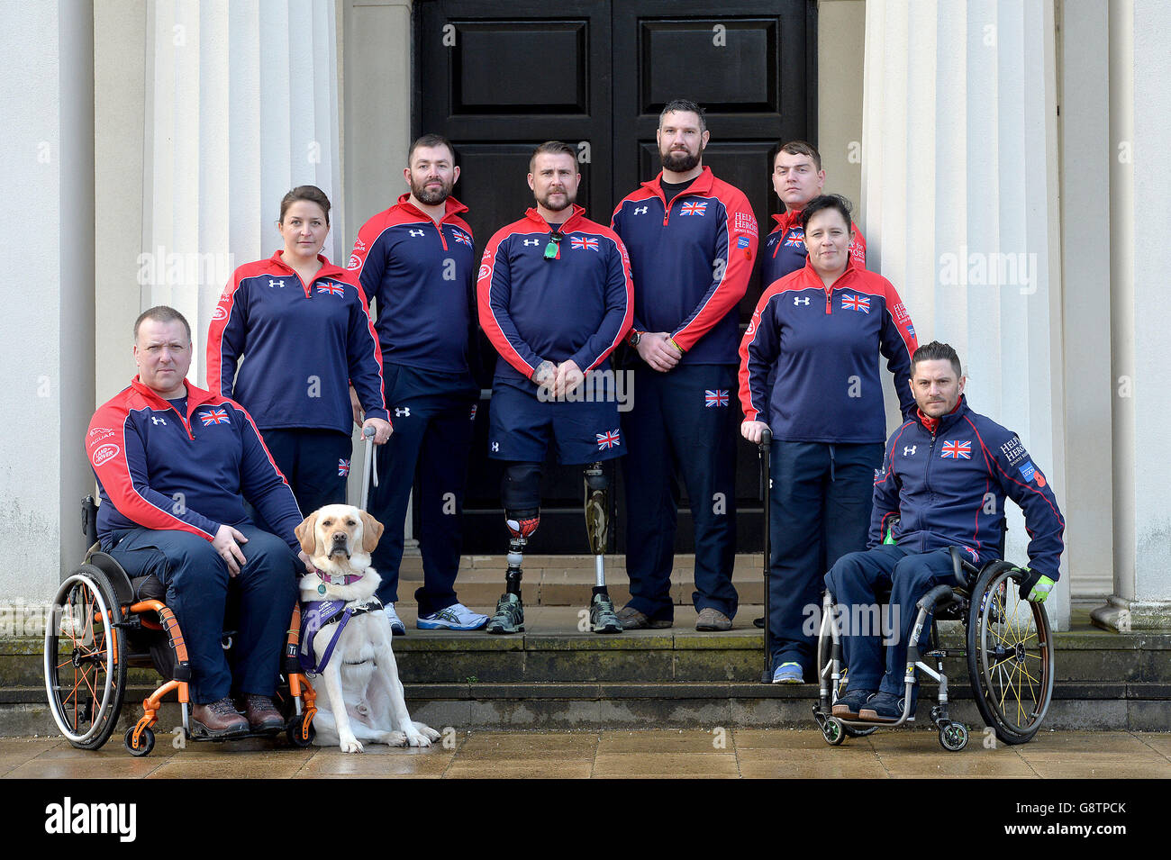 Membri del team britannico per i giochi Invictus (da sinistra a destra) Jonathan Giemza-Pipe e il cane Toby, Fi Bullem, ben Steele, Stuart Robinson, Daniel Grobler, Steven Boulton, Carolyn Dufley e Chris Jones alle caserme di Wellington, a Londra alla presentazione del team britannico per i giochi Invictus 2016, In vista dei Giochi, che saranno in scena a Orlando, Florida, il mese prossimo. Foto Stock