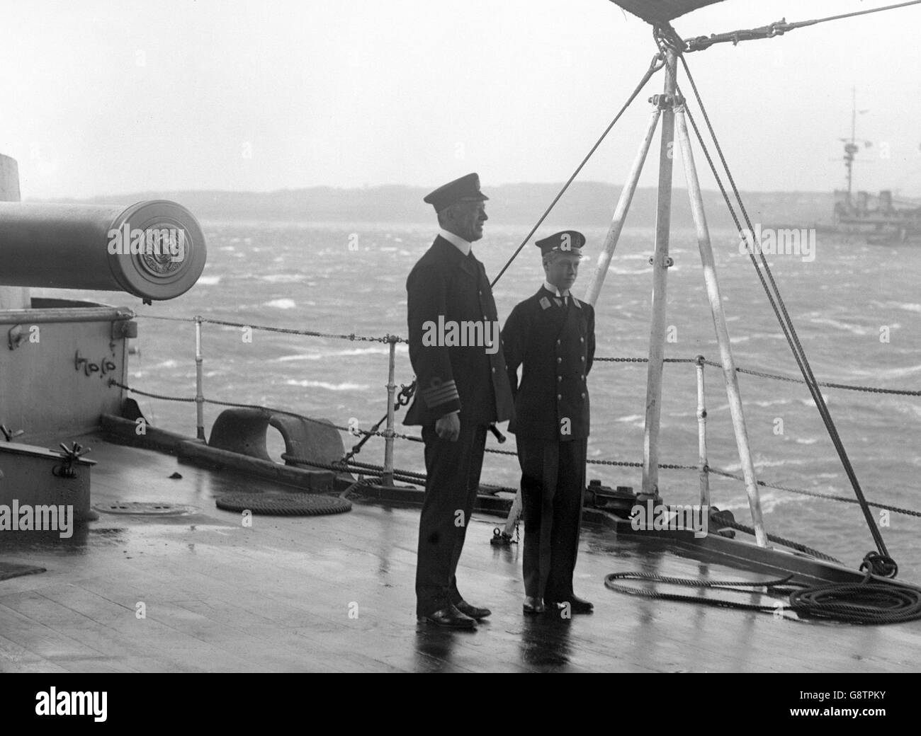 Il Principe di Galles (a destra) con il Capitano Campbell, a bordo dell'HMS Hindustan. Data esatta sconosciuta. Foto Stock