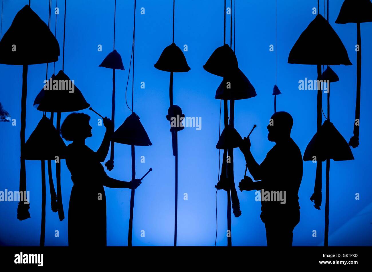 I redattori si prega di notare che questa fotografia è stata scattata usando un bilanciamento del bianco di tungsteno in condizioni di luce diurna. L'artista Serena Korda (a sinistra) si unisce al Sound Engineer Martin Low mentre "suonano" il suo lavoro d'arte intitolato "Hold Fast, Stand Sure, i Scream a Revolution", parte del Glasgow International Festival of Visual Art, presso la Glasgow School of Art in Scozia. Foto Stock