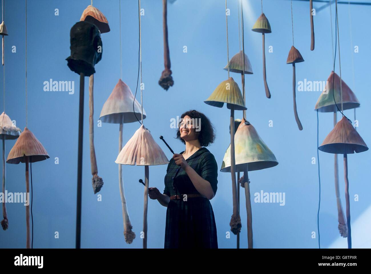 L'artista Serena Korda 'suona' il suo lavoro d'arte intitolato 'Hold Fast, Stand Sure, i Scream a Revolution' parte del Glasgow International Festival of Visual Art, presso la Glasgow School of Art in Scozia. Foto Stock