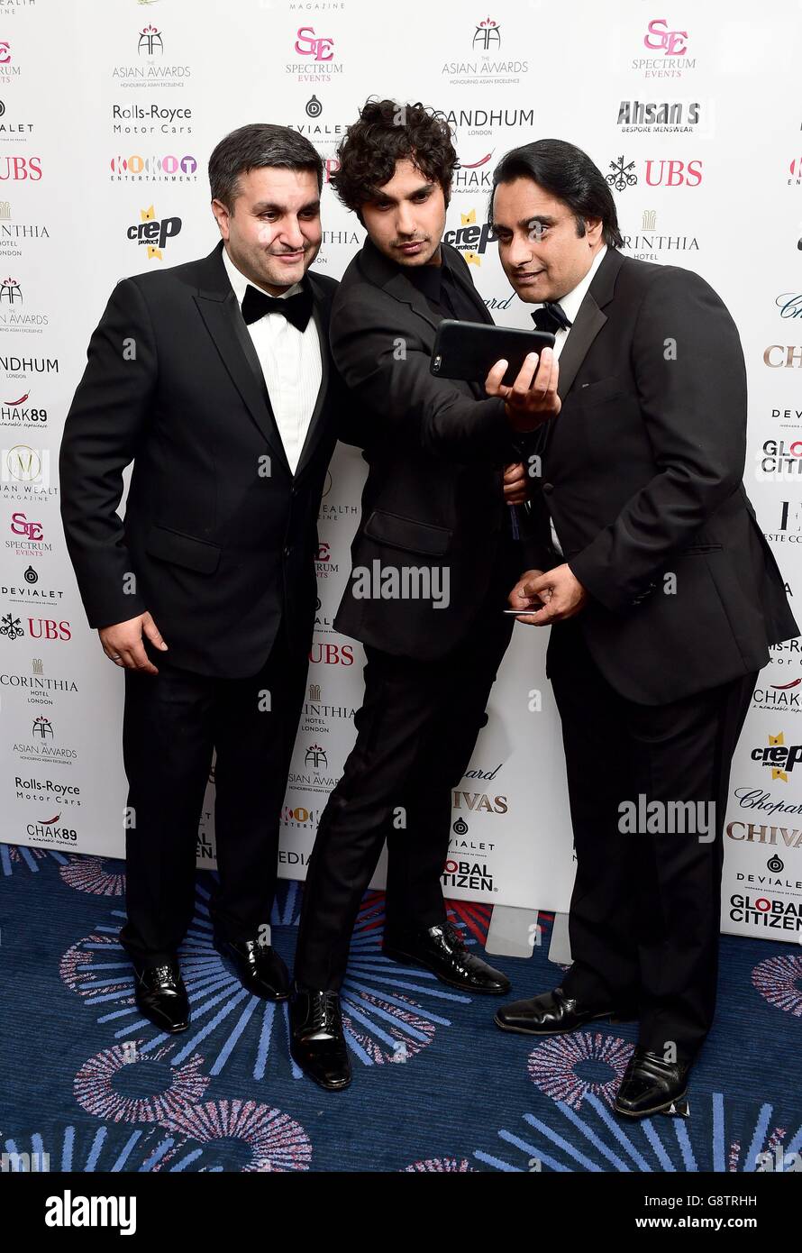 Kunal Nayyar (centro) vince il premio per il riconoscimento televisivo, presentato da Russell Peters e Sanjeev Bhaskar ai British Asian Awards 2016 al Grosvenor House Hotel di Londra. Foto Stock