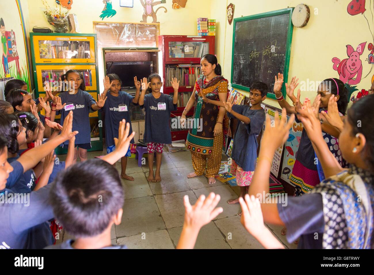 Bambini in classe presso la Door Step School, nella zona della baraccopoli di Anbedkar Nagar a Mumbai, India. Foto Stock