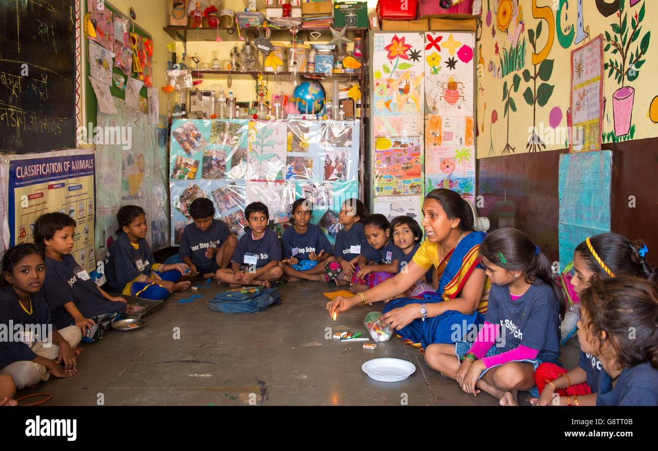 Bambini in classe presso la Door Step School, nella zona della baraccopoli di Ambedkar Nagar a Mumbai, India. Foto Stock