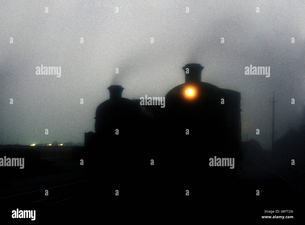 Un acquoso dawn al verde della penna sulla divisione di minerale di ferro a Corby e opere in acciaio rivelando un tutore di 0-6-0 serbatoi a sella o base Foto Stock